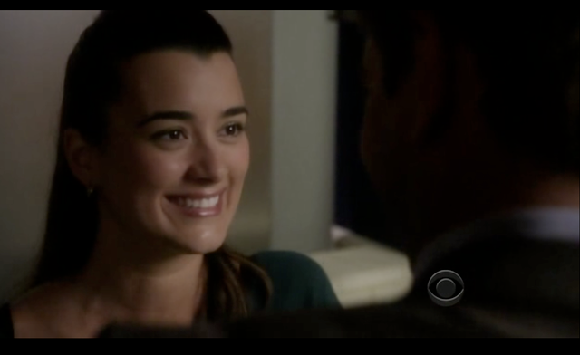 Another thing I LOVED was that Ziva was the one who left Tony standing there with a smile on his face. In their last bathroom meeting it was Tony who left ... - Bild76-1