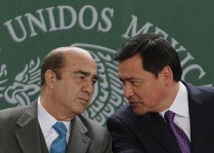 Interior Minister Miguel Angel Osorio Chong (R) talks with Attorney General Jesus Murillo Karam at the launch of an anti-kidnapping unit in Mexico, at the interior ministry in Mexico City January 28, 2014.