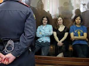 Russian PM Dmitry Medvedev has called for three members of the punk band Pussy Riot to be freed.