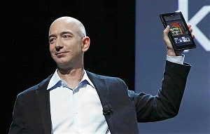 Amazon CEO Jeff Bezos holds up the new Kindle Fire at a news conference during the launch of Amazon's new tablets in New York (SHANNON STAPLETON, REUTERS / September 28, 2011)