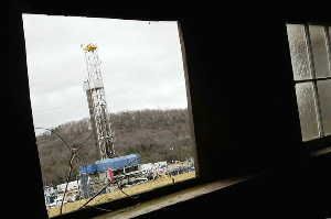 The U.S. Environmental Protection Agency's new rules are expected to affect about 11,000 new wells annually that undergo fracking and an additional 1,200 that are re-fracked to boost production. Above, a fracking operation near Dimock, Pa. (Carolyn Cole, Los Angeles Times / December 27, 2011)
