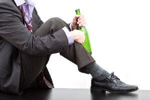 Employees who work more than 48 hours per week are more likely to engage in risky alcohol consumption than those who work standard weeks.