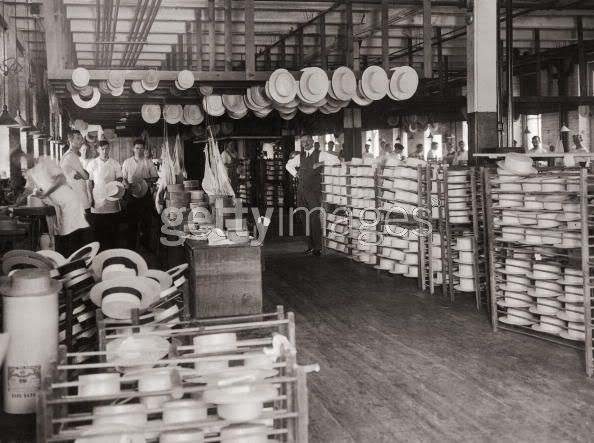 BlockingfinishingroomKnoxHatsNY1925.jpg